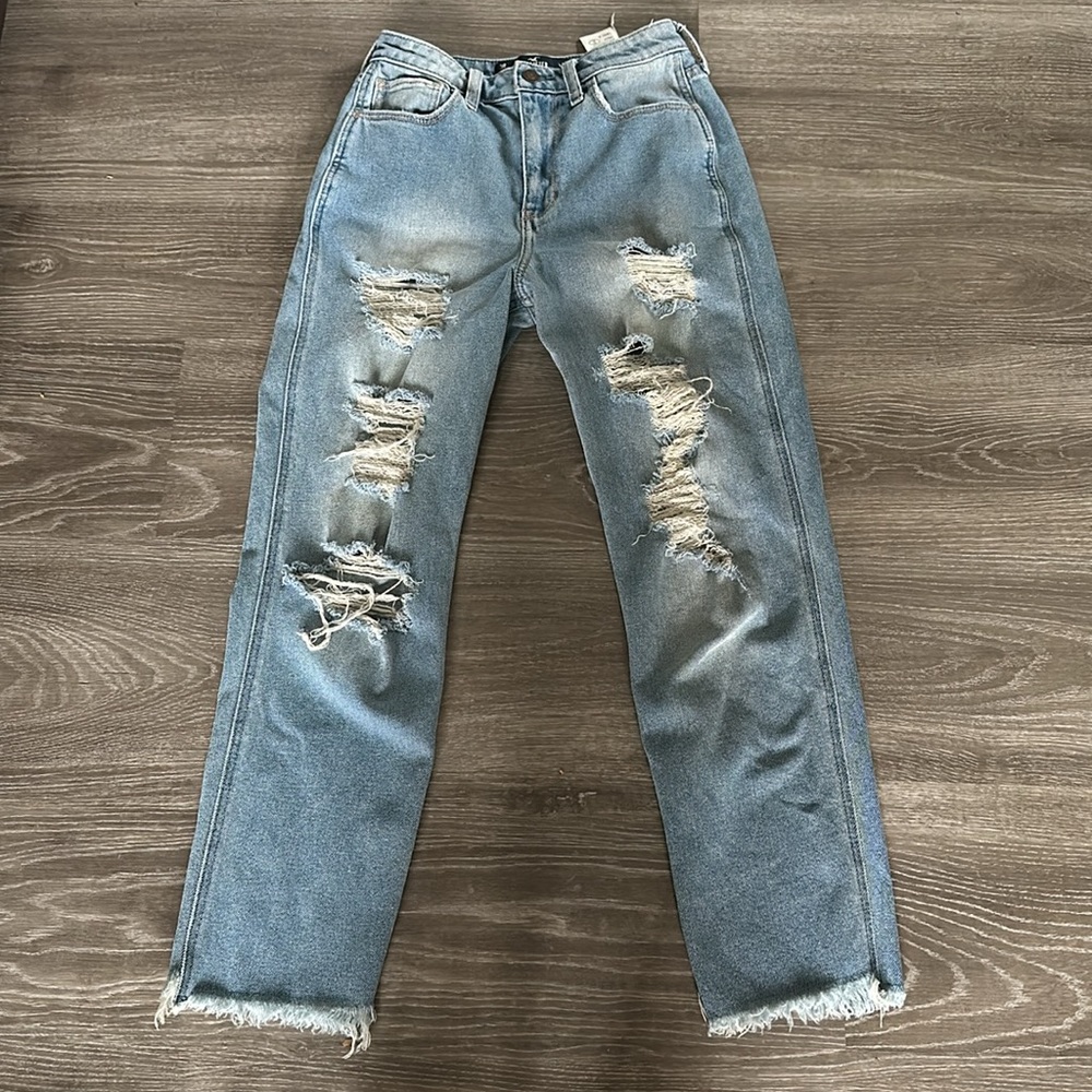 Hollister Ultra High-Rise Mom Jean - Picture 1 of 6